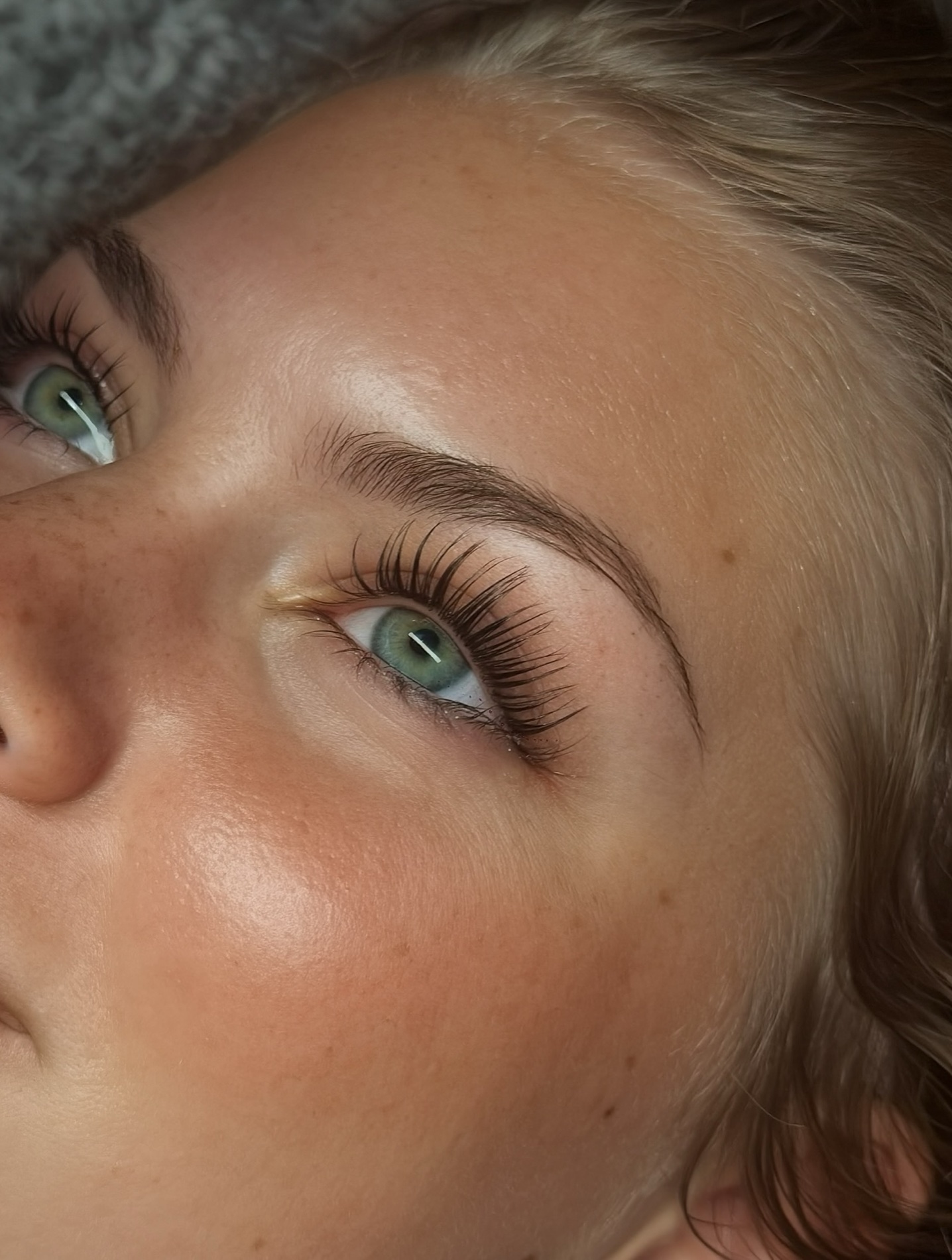 Long, lifted natural eyelashes