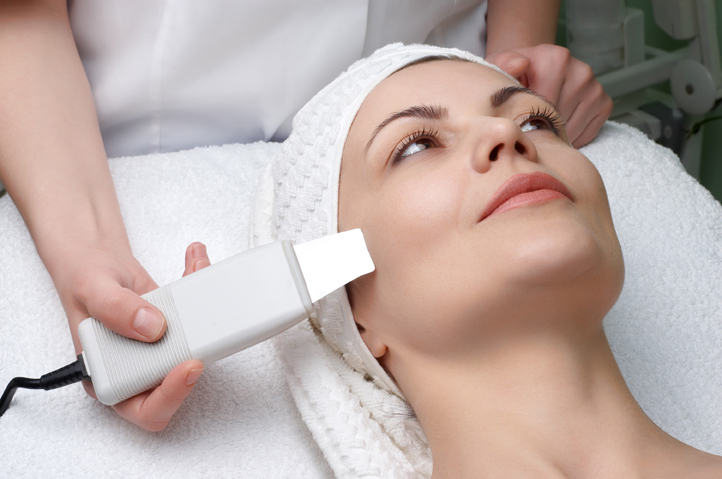 Deep Cleanse facial using an ultrasonic skin scrubber